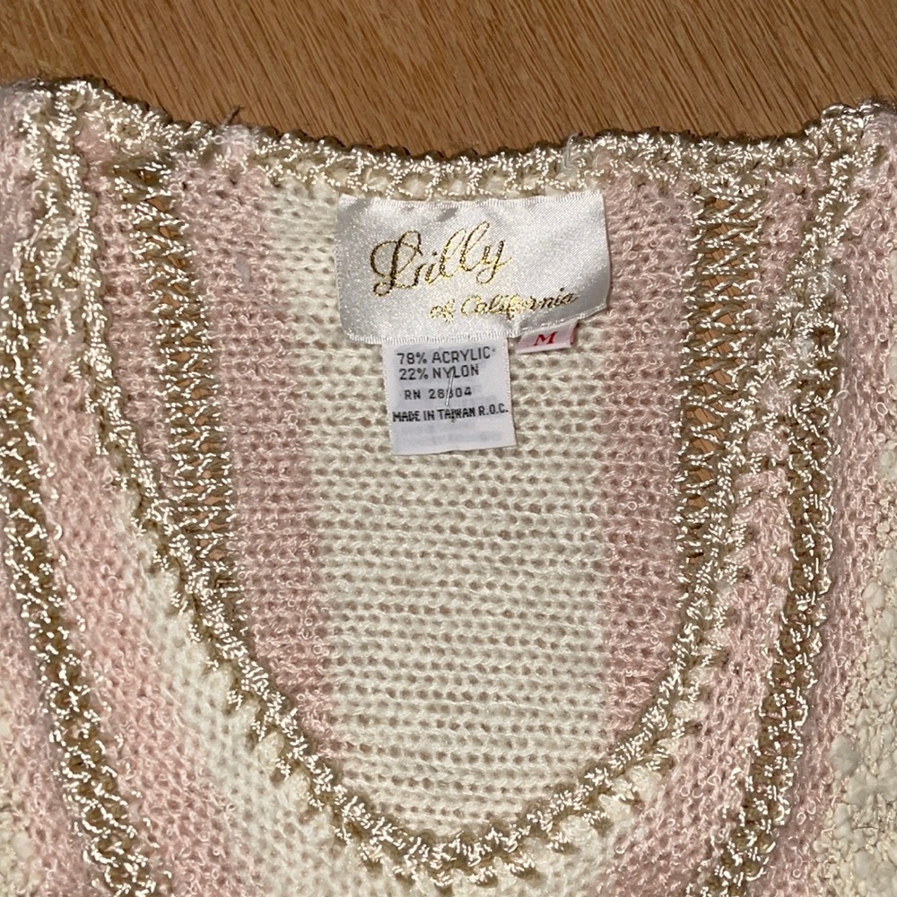 Beautiful vintage sweater. Very sweet pink accents.